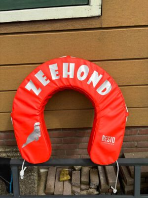 Reddingsboei bootnaam bestickerd